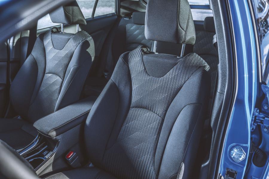 Интерьер Toyota Prius 2019 года  (WW) (фото 11 из 18)